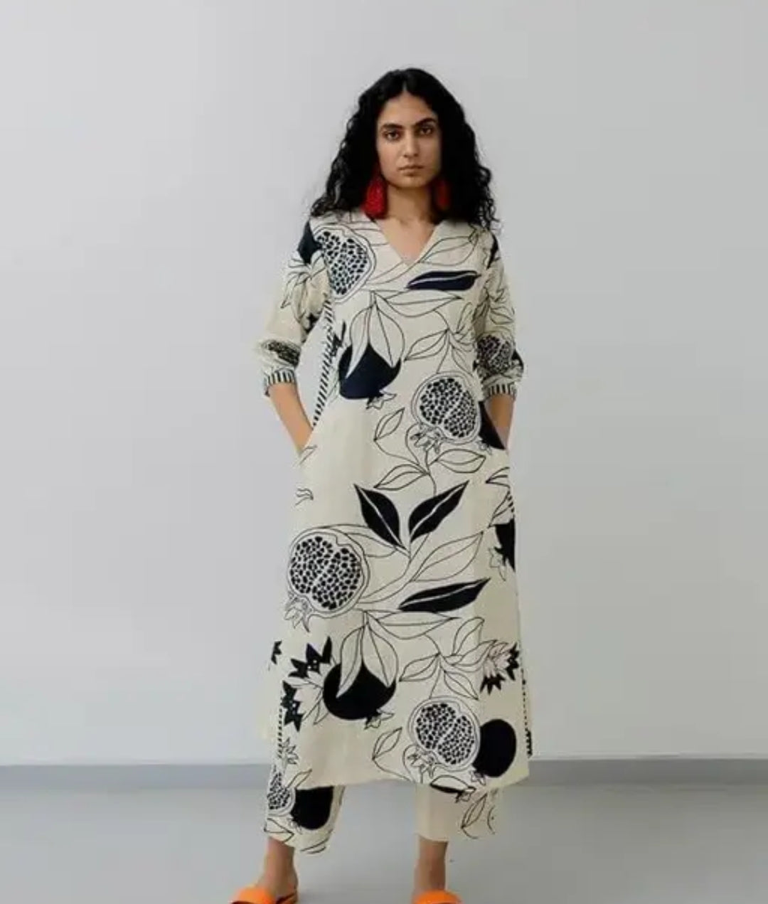 T&T Minimalist Ivory Kurti Set with Bold Black Botanical Print – Contemporary Cotton